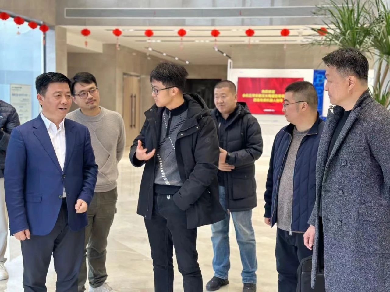 杭州余杭區(qū)委常委、常務(wù)副區(qū)長梅建勝一行考察調(diào)研未來研創(chuàng)園鴻雁園企業(yè)-浙江有鹿機器人